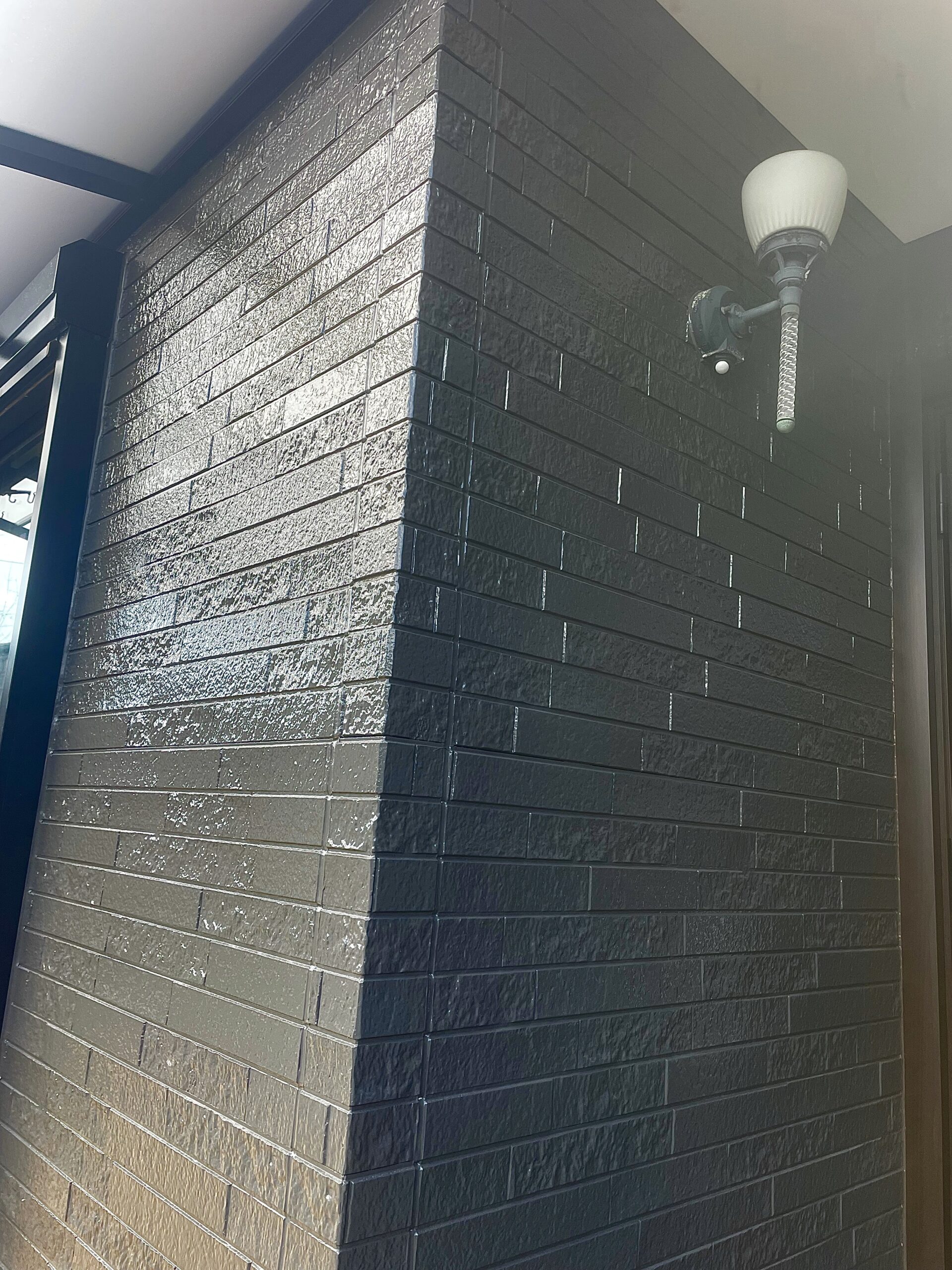 玄関部分もシックな印象に変身！汚れも分かりづらいのも嬉しいポイント♪