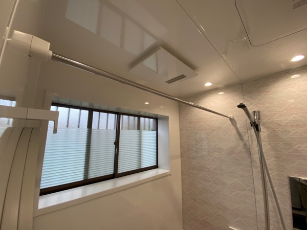 従来の窓部分はそのまま、新設の窓枠へ変更しました。
明るく解放感を感じる大切なポイントです🪟