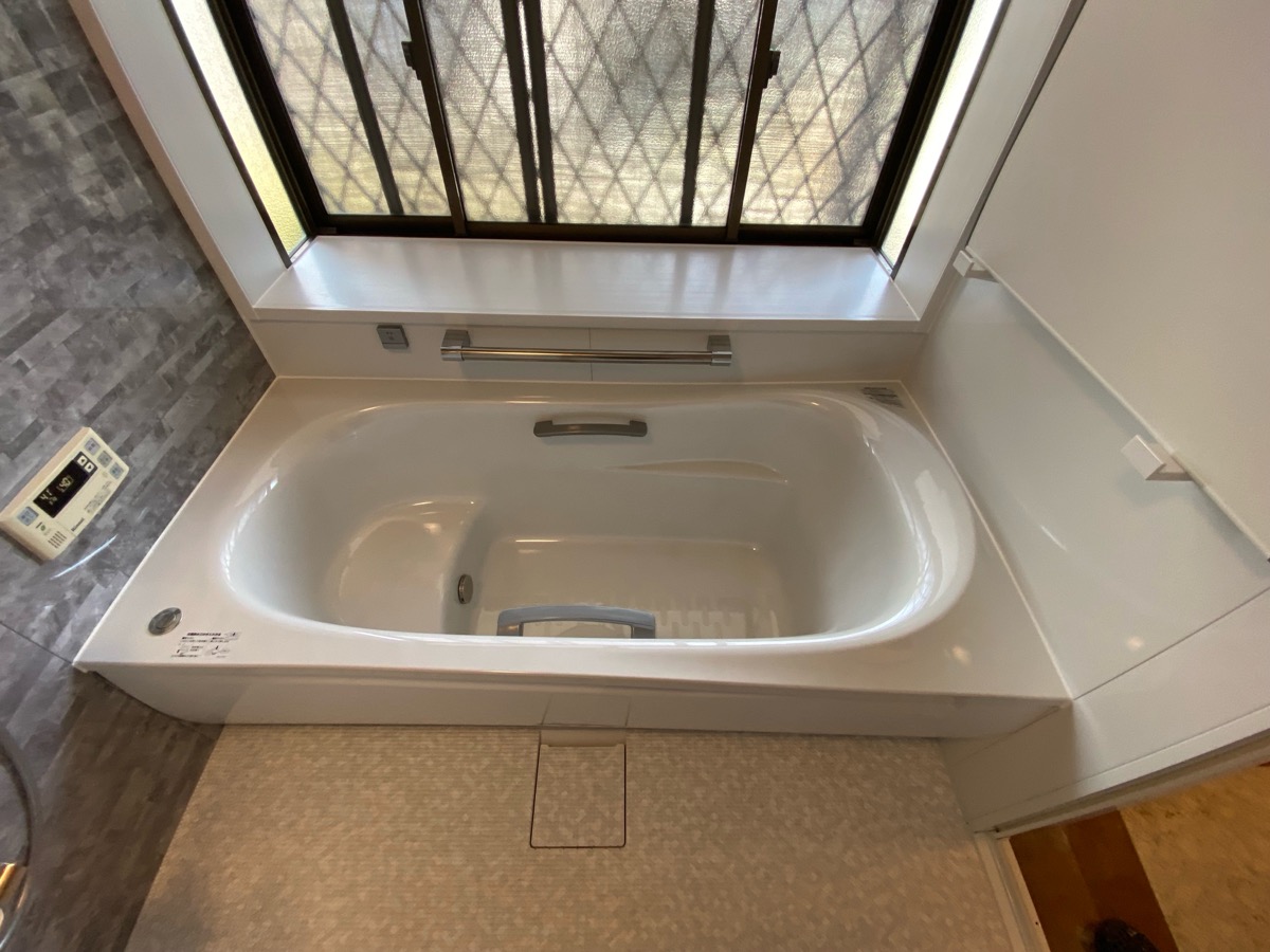 広々とした浴槽で体への負担も軽減！日々の疲れを癒しながらゆっくりとくつろげる場所へ。
【 リフォームは光熱費削減にも効果的◎ 】
お湯の温度も冷めにくくなることで追い焚きも減らすことが可能になります。
