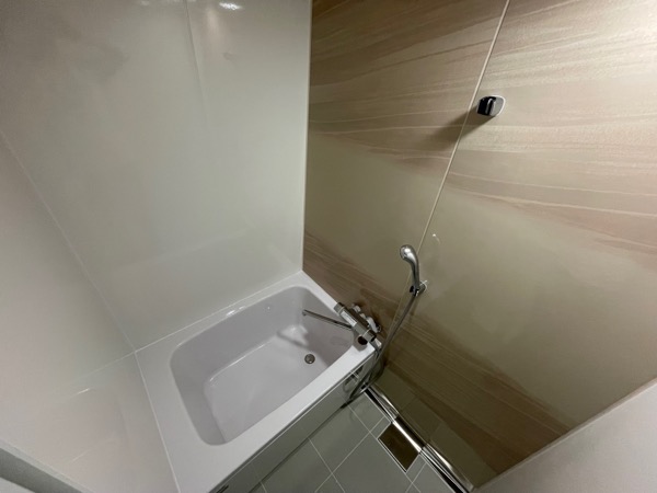 限られた空間を最大限に活かして以前よりも圧迫感を感じにくい空間へ。
日々の疲れを癒す大事な場所だからこそ、浴室にはこだわりたいですね🛁