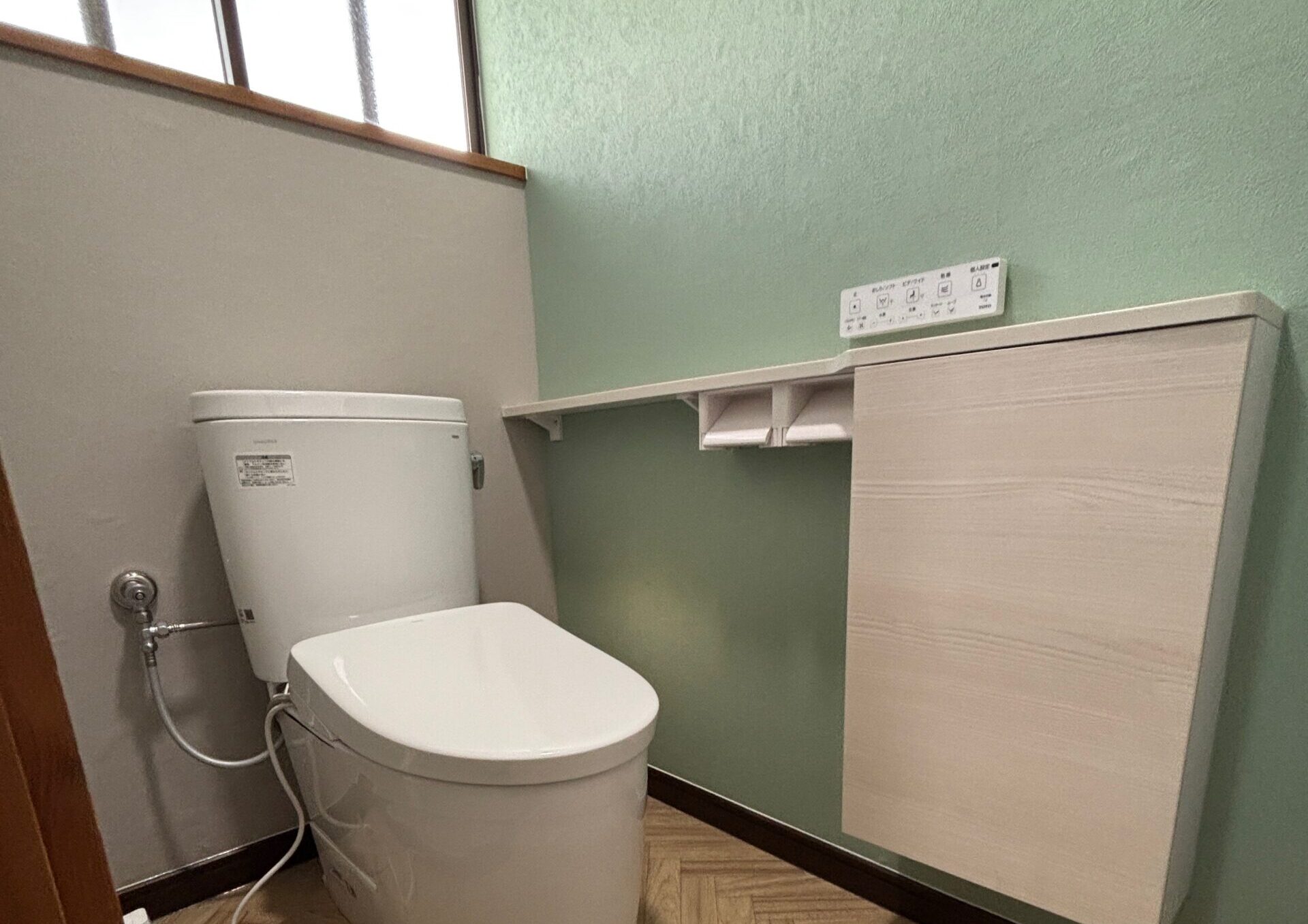 グリーンの壁紙×ヘリンボーン柄の床がとってもオシャレな雰囲気♪