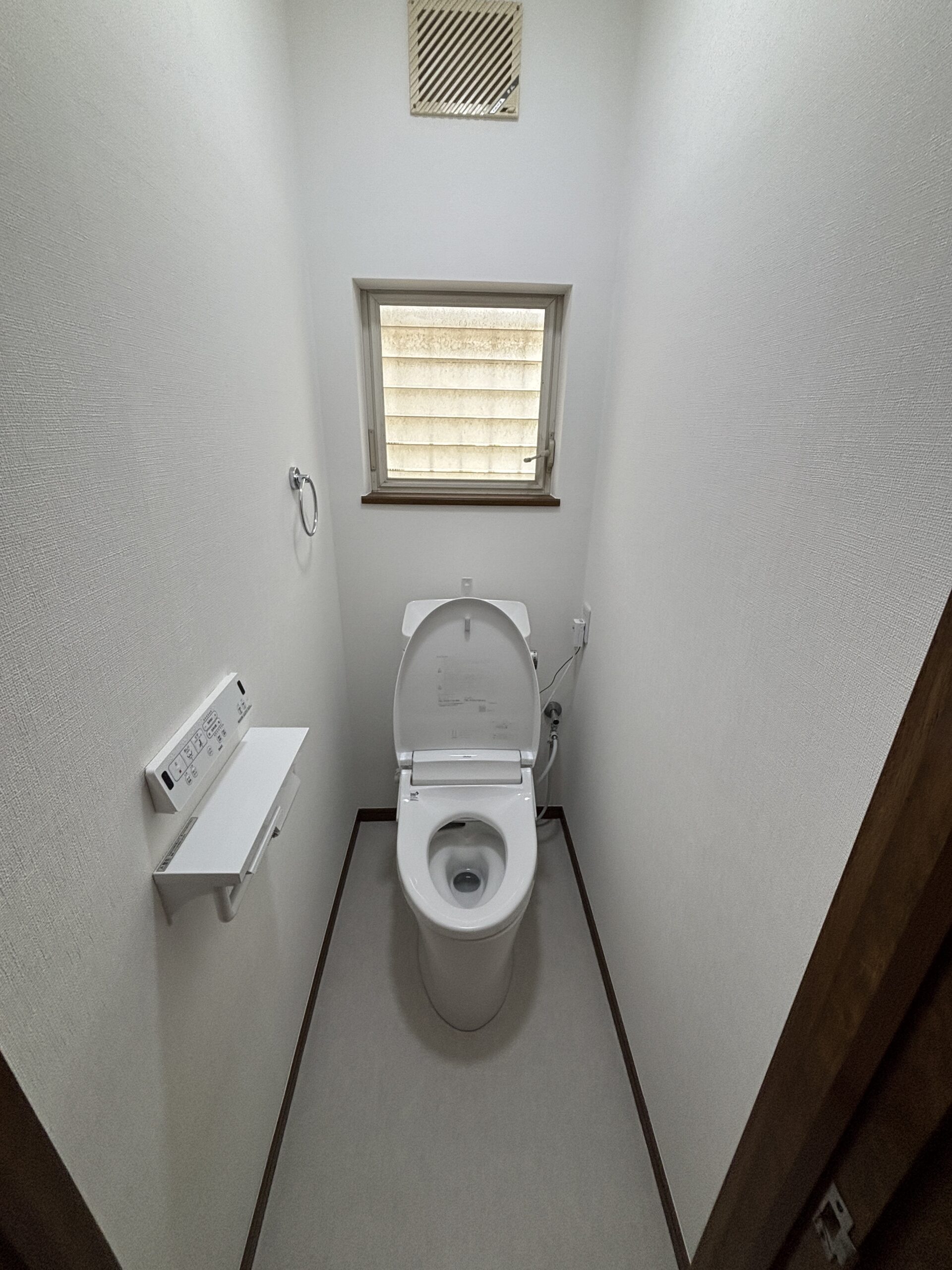 白を基調とした内装で、スッキリと清潔感のあるトイレ空間へ😊